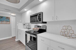 Kjøleskap, mikrobølgeovn, ovn og kokeplater