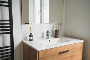 Regadera, secadora de cabello, toallas, jabón