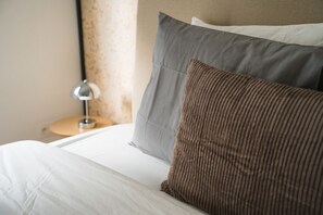 1 sovrum, strykjärn/strykbräda och sängkläder