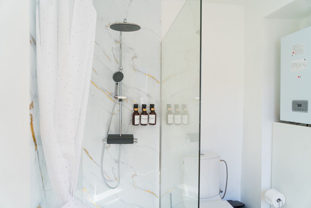 Douche, sèche-cheveux, serviettes fournies, savon