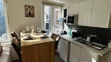 Kühlschrank, Mikrowelle, Ofen, Herdplatte