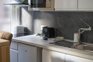 Frigorifero, microonde, forno, piano cottura