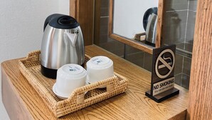 A wooden tray with a kettle, two cups, and a no-smoking sign on a hotel counter. - Pito Hotel - Hon Thom Phu Quoc (Phu Quoc)