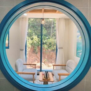 パノラミック ダブルルーム 禁煙 冷房 | 遮光カーテン、WiFi (無料)、ベッドシーツ