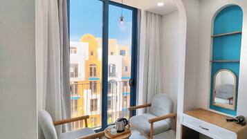 Quarto casal panorâmico, para não fumantes, ar-condicionado | Cortinas blackout, Wi-Fi de cortesia, roupa de cama