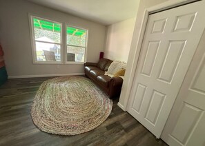 TV - Charming Cottage in Marion - Perfect for a cozy getaway (Marion)