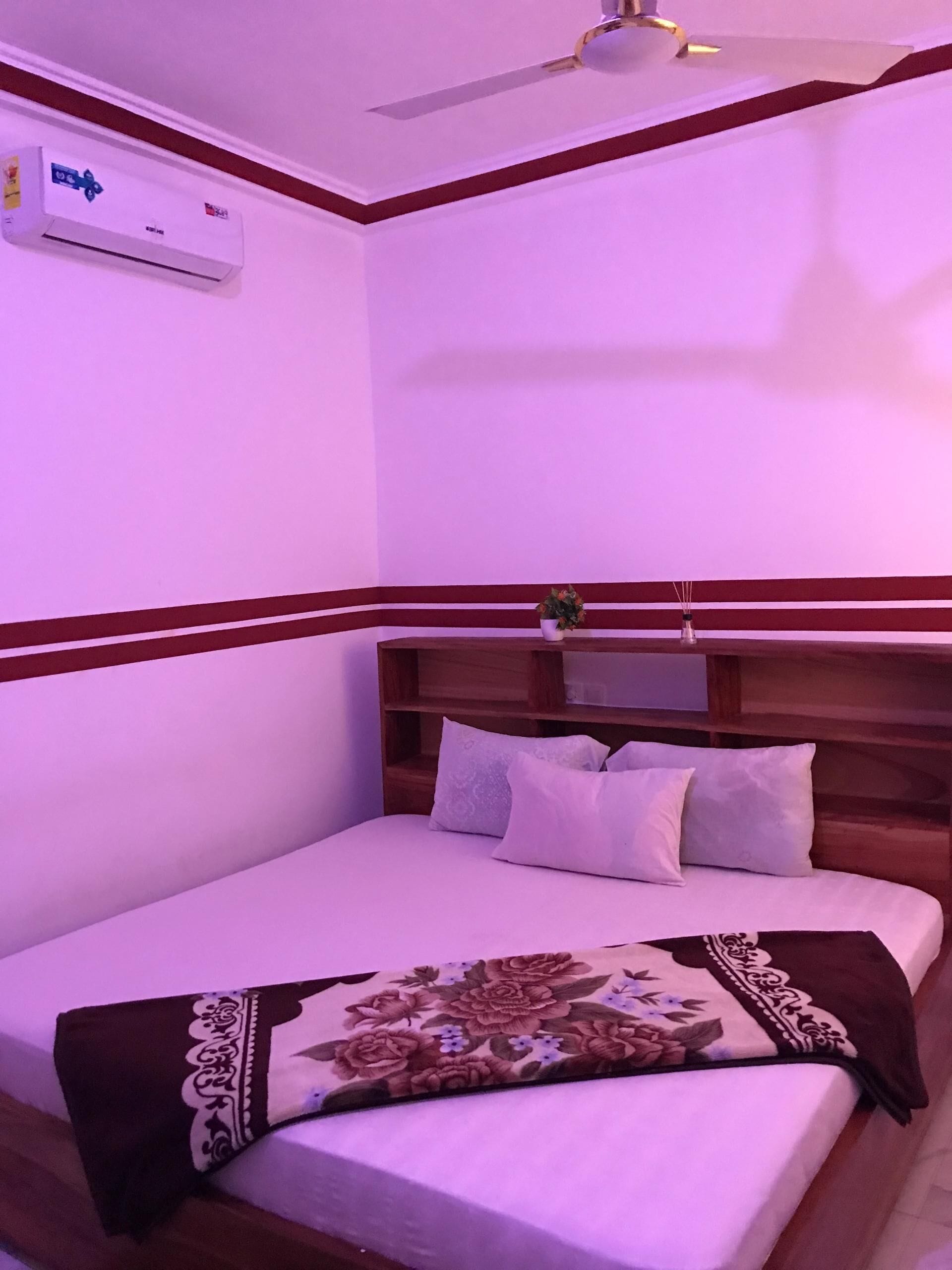 Habitación clásica doble, balcón, vistas a la montaña | Tabla de planchar con plancha y wifi gratis