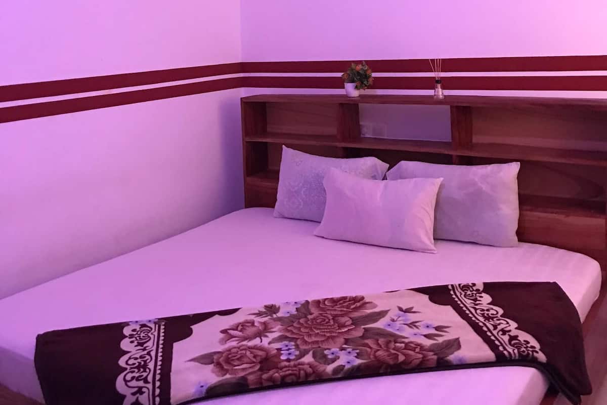 Klassieke tweepersoonskamer, balkon, uitzicht op bergen | Een strijkplank/strijkijzer, gratis wifi