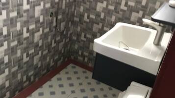 Classic-Doppelzimmer, Balkon, Bergblick | Badezimmer