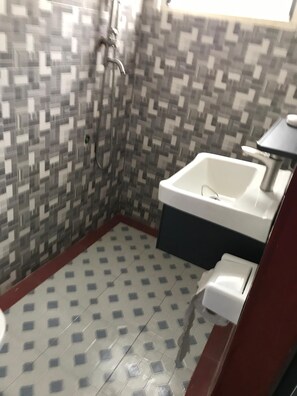 Classic Double Room, Balcony, Mountain View | Bathroom