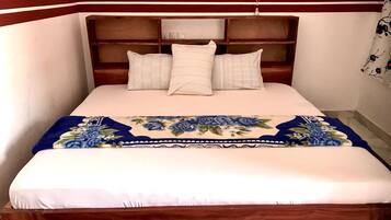 Quarto casal clássico, sacada, vista para a montanha | Ferros/tábuas de passar roupa, Wi-Fi de cortesia