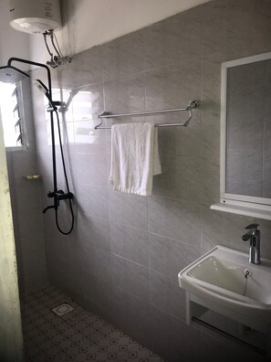Zweibettzimmer, Balkon, Bergblick | Badezimmer