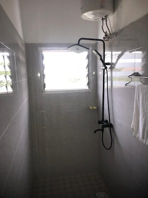 Habitación con 2 camas individuales, balcón, vistas a la montaña | Baño