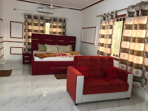 Habitación con 2 camas individuales, balcón, vistas a la montaña | Tabla de planchar con plancha y wifi gratis