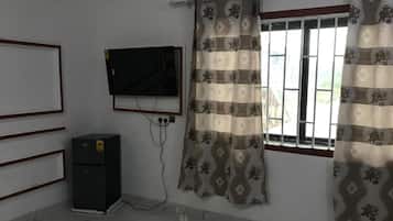Habitación con 2 camas individuales, balcón, vistas a la montaña | Tabla de planchar con plancha y wifi gratis
