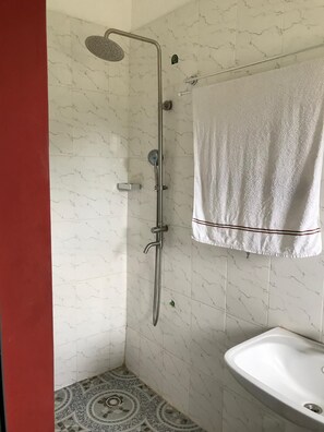 Klassieke tweepersoonskamer, balkon, uitzicht op bergen | Badkamer