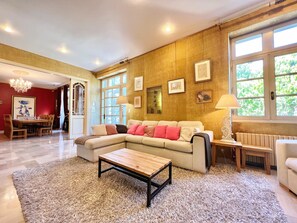 Fernseher, Tischtennisplatte, Bücher