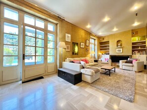 TV, ping pong, books - Bourgeois House – 15 Guests | Pool | City Center | Garden | 6 Bedrooms | A/C (Salon-de-Provence)