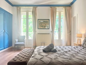 6 bedrooms, desk, iron/ironing board, free WiFi