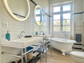Shower, hair dryer, towels, soap - Bourgeois House – 15 Guests | Pool | City Center | Garden | 6 Bedrooms | A/C (Salon-de-Provence)