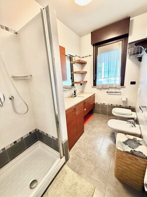 Douche, sèche-cheveux, bidet, serviettes fournies