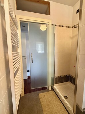 Douche, sèche-cheveux, bidet, serviettes fournies