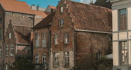 Stylish 1BR & 1LR Apt near Gravensteen Castle