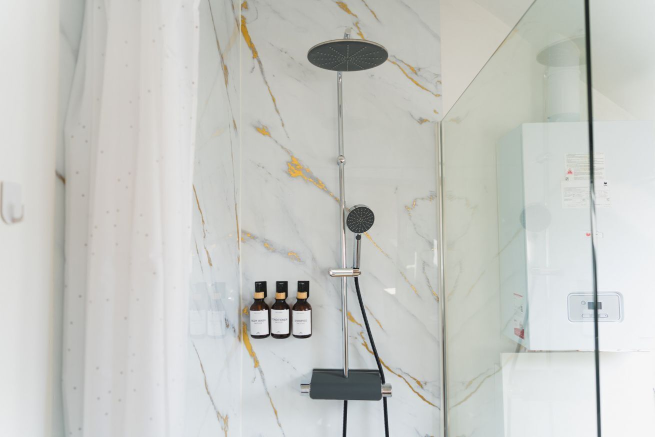 Een douche, een haardroger, handdoeken, zeep