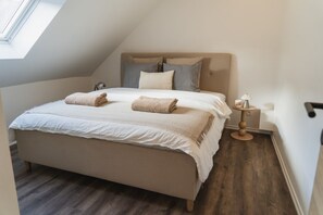 1 habitación, tabla de planchar con plancha y ropa de cama 