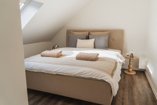 1 habitación, tabla de planchar con plancha y ropa de cama 