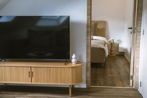 1 habitación, tabla de planchar con plancha y ropa de cama 