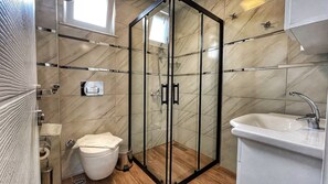 Grand Apartment, 2 Bedrooms, Balcony | Bilik Mandi | Pancuran mandi, kelengkapan dandanan diri percuma, pengering rambut 