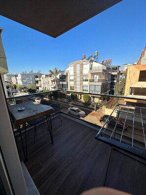 Grand Apartment, 2 Bedrooms, Balcony | Teres/patio