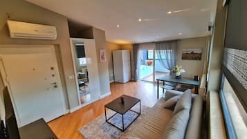 Loftsleilighet – deluxe, 1 soverom, massasjebadekar | Oppholdsområde | En 43-tommers TV med Parabol-TV samt Netflix og strømmetjenester