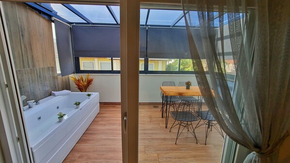 Cobertura luxo, 1 quarto, banheira de hidromassagem | Terraço/pátio