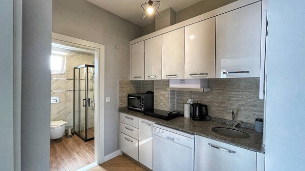 Deluxe Penthouse, 1 Bedroom, Jetted Tub | Private kitchen | Full-size fridge, oven, stovetop, dishwasher