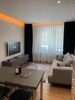 Standard-Apartment, 1 Schlafzimmer, Balkon | Wohnbereich | 43-Zoll-Fernseher mit Satellitenempfang, Netflix, Streaming-Dienste