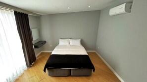 Deluxe Penthouse, 1 Bedroom, Jetted Tub | Laptop workspace, soundproofing, iron/ironing board, free WiFi