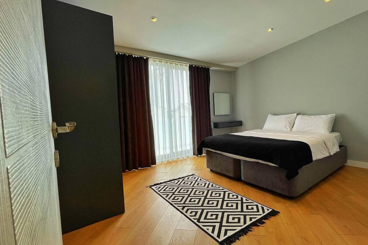 Deluxe Penthouse, 1 Bedroom, Jetted Tub | Laptop workspace, soundproofing, iron/ironing board, free WiFi