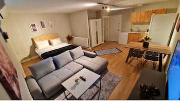 Espacio para trabajar con laptop y sistema de insonorización