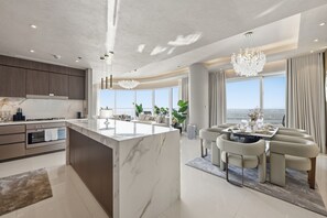 Geladeira, micro-ondas, fogão, cooktop