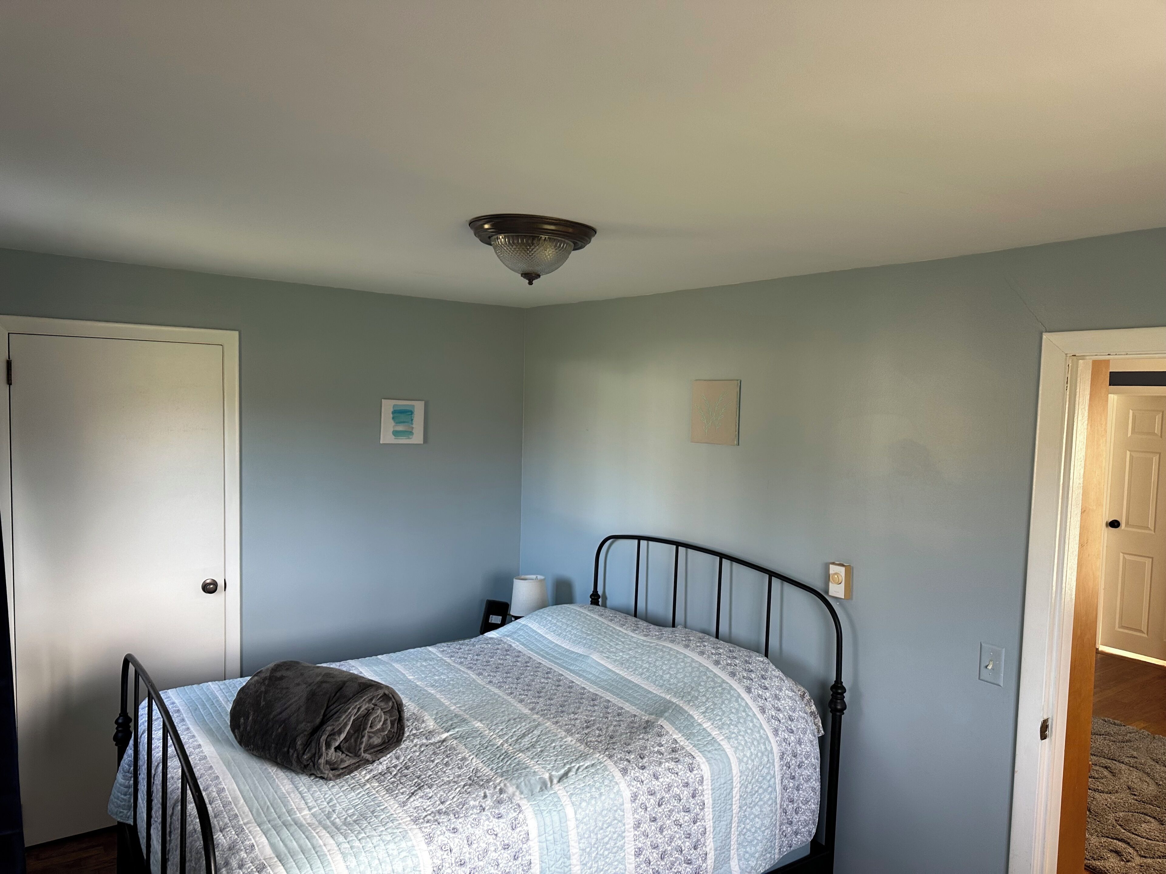 3 bedrooms, desk, iron/ironing board, free WiFi