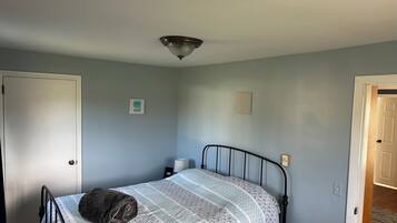 3 bedrooms, desk, iron/ironing board, free WiFi