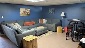 Televisio, DVD-soitin, kirjoja, videokirjasto