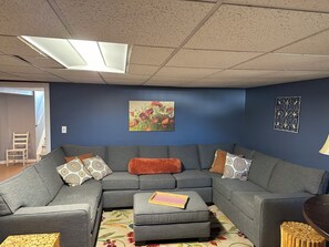 Een televisie, een dvd-speler, boeken en een filmbibliotheek