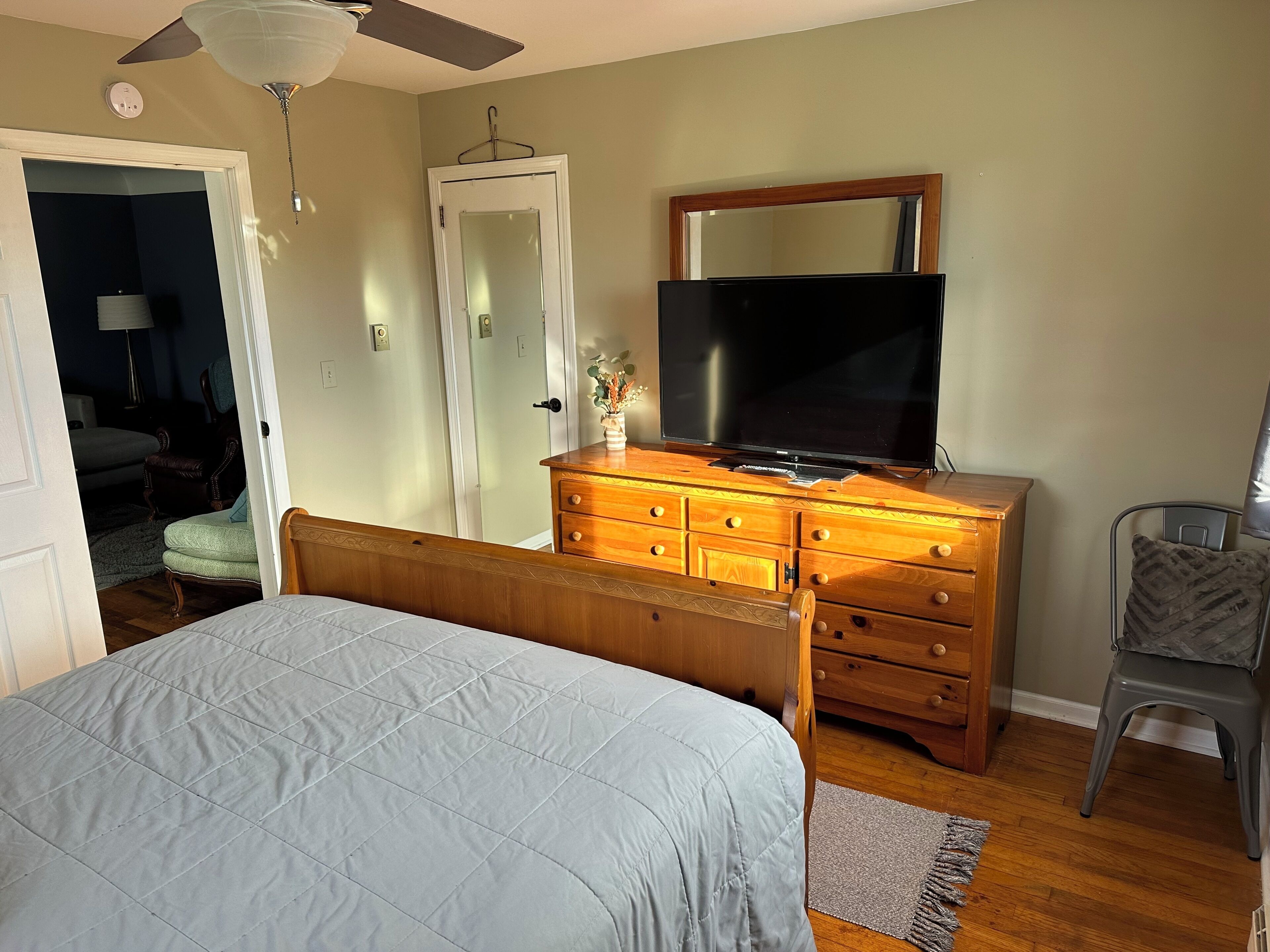 3 habitaciones, escritorio, tabla de planchar con plancha y wifi gratis 