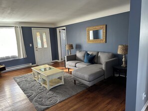 Een televisie, een dvd-speler, boeken en een filmbibliotheek