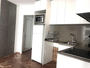 Microwave, oven, coffee/tea maker - LAS PALMERAS. Apartamento en Roses a 30 mts de la playa. (Roses)