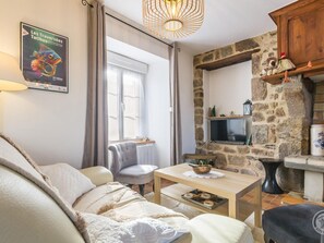 TV - Charming house in Réville with Wi-Fi, near GR223 (Réville)