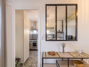 Fridge, microwave, dishwasher, coffee/tea maker - Charming house in Réville with Wi-Fi, near GR223 (Réville)